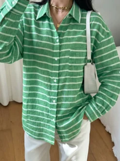 Chemise à rayures horizontales vertes et roses boutonnée col et poche manches longues coupe oversize style décontracté