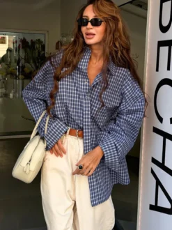 Chemise vintage bleue à carreaux vichy oversize manches longues boutonnée