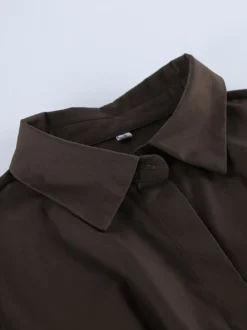 Chemisier bicolore en coton marron et blanc plissé sur le devant coupe ajustée manches à revers.