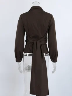 Chemisier bicolore en coton marron et blanc plissé sur le devant coupe ajustée manches à revers.