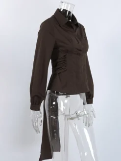 Chemisier bicolore en coton marron et blanc plissé sur le devant coupe ajustée manches à revers.
