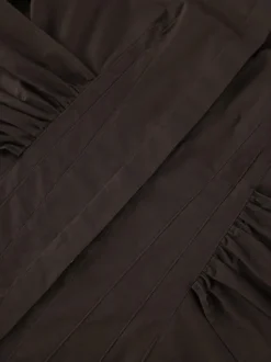 Chemisier bicolore en coton marron et blanc plissé sur le devant coupe ajustée manches à revers.