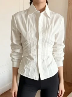 Chemisier bicolore en coton marron et blanc plissé sur le devant coupe ajustée manches à revers.
