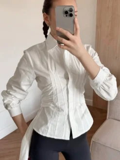 Chemisier bicolore en coton marron et blanc plissé sur le devant coupe ajustée manches à revers.