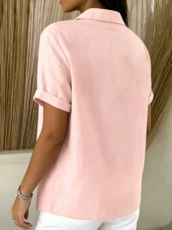 Chemisier décontracté à manches courtes en lin mélangé pour femme col boutonné style blouse.