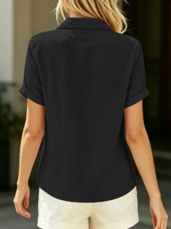 Chemisier décontracté à manches courtes en lin mélangé pour femme col boutonné style blouse.