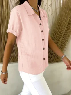 Chemisier décontracté à manches courtes en lin mélangé pour femme col boutonné style blouse.