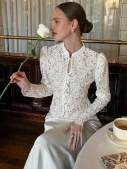 Chemisier en dentelle florale pour femme élégant boutonné - Col montant blanc coupe ajustée - Tenue de soirée printanière 2026