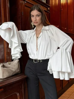 Chemisier élégant à manches cloche en satin pour femme - Blanc soyeux poignets évasés fermeture boutonnée - Printemps 2026