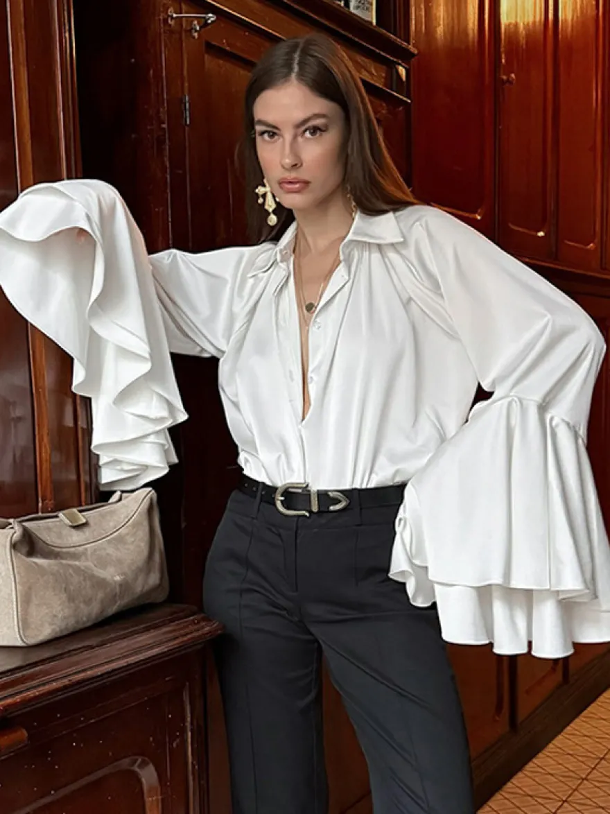 Chemisier élégant à manches cloche en satin pour femme - Blanc soyeux poignets évasés fermeture boutonnée - Printemps 2026