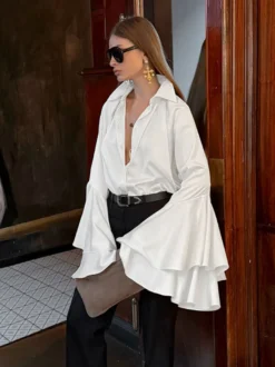Chemisier élégant à manches cloche en satin pour femme - Blanc soyeux poignets évasés fermeture boutonnée - Printemps 2026
