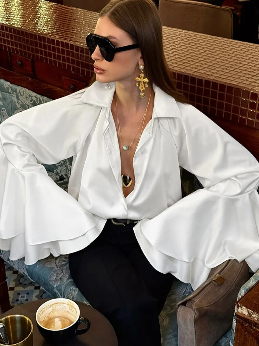 Chemisier élégant à manches cloche en satin pour femme - Blanc soyeux poignets évasés fermeture boutonnée - Printemps 2026