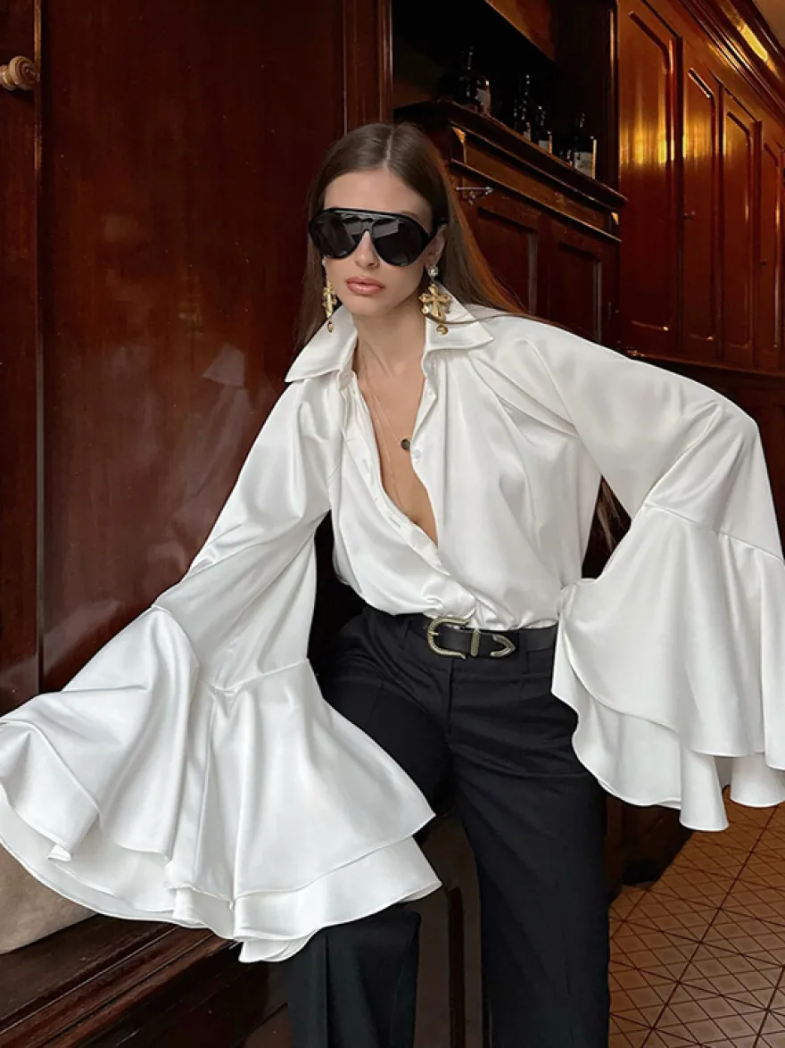 Chemisier élégant à manches cloche en satin pour femme - Blanc soyeux poignets évasés fermeture boutonnée - Printemps 2026