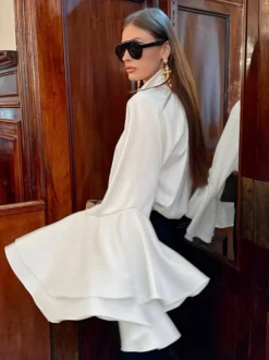 Chemisier élégant à manches cloche en satin pour femme - Blanc soyeux poignets évasés fermeture boutonnée - Printemps 2026