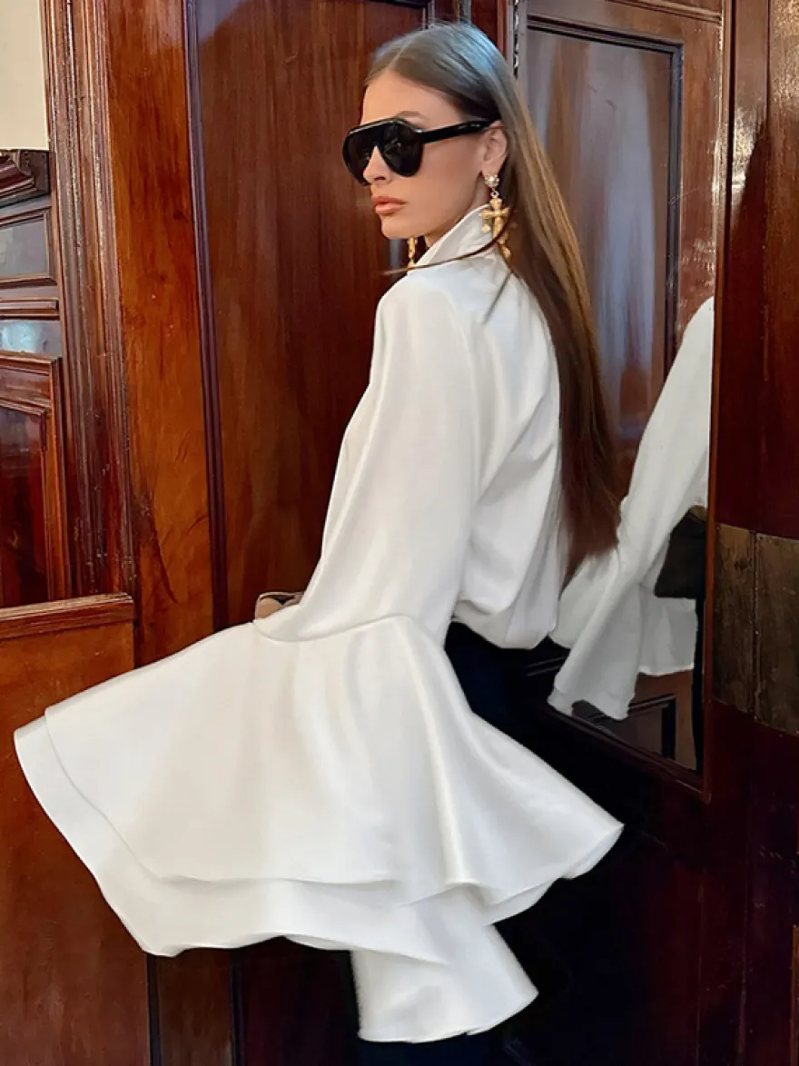 Chemisier élégant à manches cloche en satin pour femme - Blanc soyeux poignets évasés fermeture boutonnée - Printemps 2026