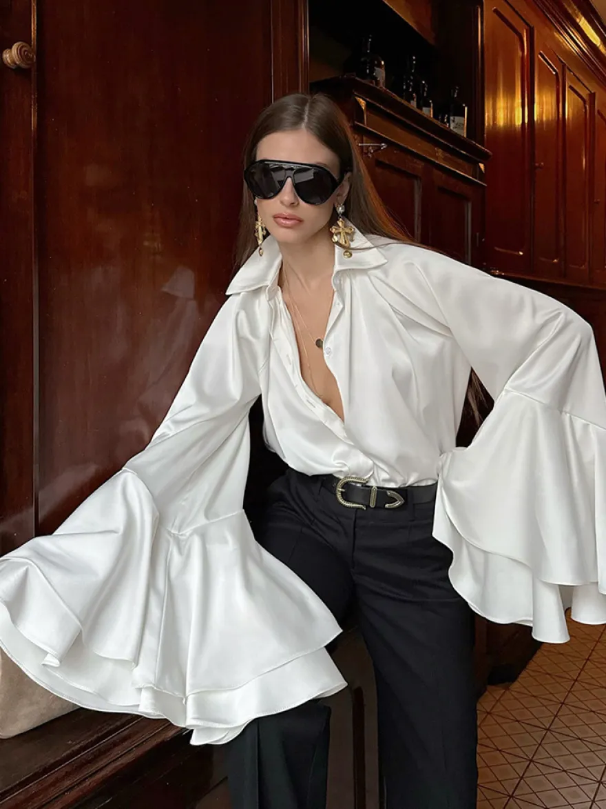 Chemisier élégant à manches cloche en satin pour femme - Blanc soyeux poignets évasés fermeture boutonnée - Printemps 2026
