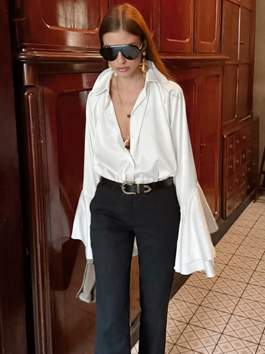 Chemisier élégant à manches cloche en satin pour femme - Blanc soyeux poignets évasés fermeture boutonnée - Printemps 2026