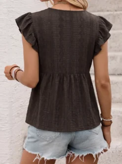 Chemisier texturé à col V dentelle festonnée et volants manches courtes et basque pour femme