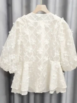 Chemisier transparent à col rond et imprimé floral 3D manches courtes bouffantes motif losanges fermeture boutonnée