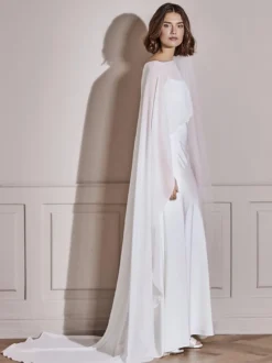 Châles de mariée blancs à manches mi-longues et décolleté conçu en mousseline de soie