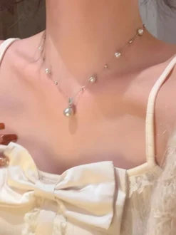 Collier à maillons en perles bicolores rose et blanche chaîne fine argentée avec pendentif goutte