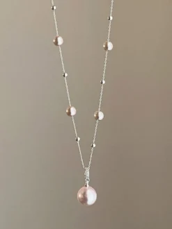 Collier à maillons en perles bicolores rose et blanche chaîne fine argentée avec pendentif goutte
