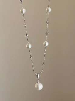 Collier à maillons en perles bicolores rose et blanche chaîne fine argentée avec pendentif goutte