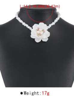 Collier ras du cou camélia et perles pour femme 2026