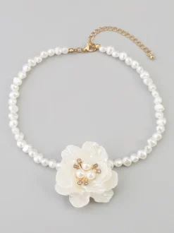 Collier ras du cou camélia et perles pour femme 2026