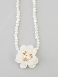 Collier ras du cou camélia et perles pour femme 2026