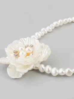 Collier ras du cou camélia et perles pour femme 2026