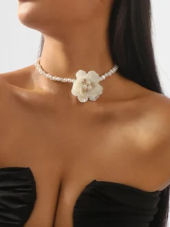 Collier ras du cou camélia et perles pour femme 2026