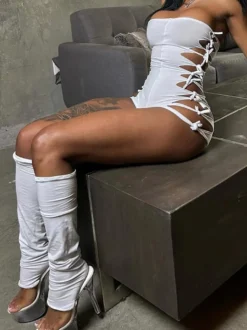 Combinaison courte moulante à lacets et découpes pour femme idéale pour les soirées en club.