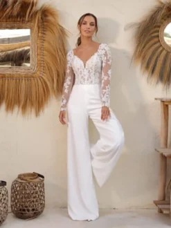 Combinaison de mariée en dentelle longueur au sol décolleté travaillé manches longues amovibles taille naturelle couleur ivoire
