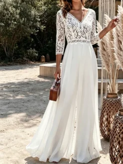 Combinaison de mariée en mousseline et dentelle longue jusqu'au sol col en V manches 3/4 taille naturelle couleur ivoire.