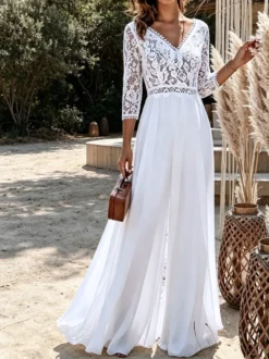 Combinaison de mariée en mousseline et dentelle longue jusqu'au sol col en V manches 3/4 taille naturelle couleur ivoire.