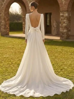 Combinaison de mariée 2 pièces en crêpe stretch avec nœuds et traîne col carré manches longues taille naturelle couleur ivoire
