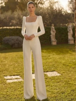 Combinaison de mariée 2 pièces en crêpe stretch avec nœuds et traîne col carré manches longues taille naturelle couleur ivoire