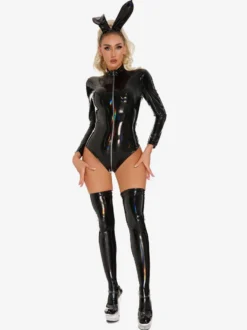 Combinaison intégrale en cuir verni holographique avec oreilles de lapin manches longues fermeture éclair sur le devant pour femme.