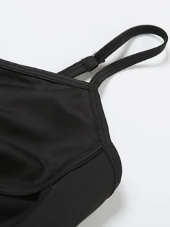 Combinaison moulante à bretelles spaghetti et découpes pour femme style bandage en résille coupe ajustée idéale pour les soirées en club.