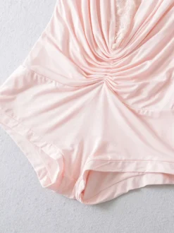 Combinaison moulante en dentelle à manches courtes et décolleté en V plongeant froncée sur le devant idéale pour les soirées