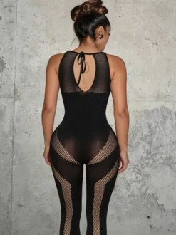 Combinaison moulante noire à empiècements en résille dos nu coupe moulante style clubwear