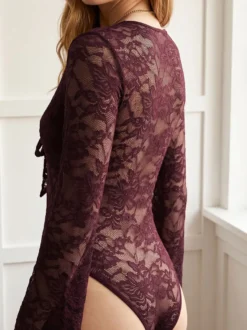 Combinaison sexy en dentelle florale bordeaux manches longues évasées col en V nœud sur le devant résille transparente