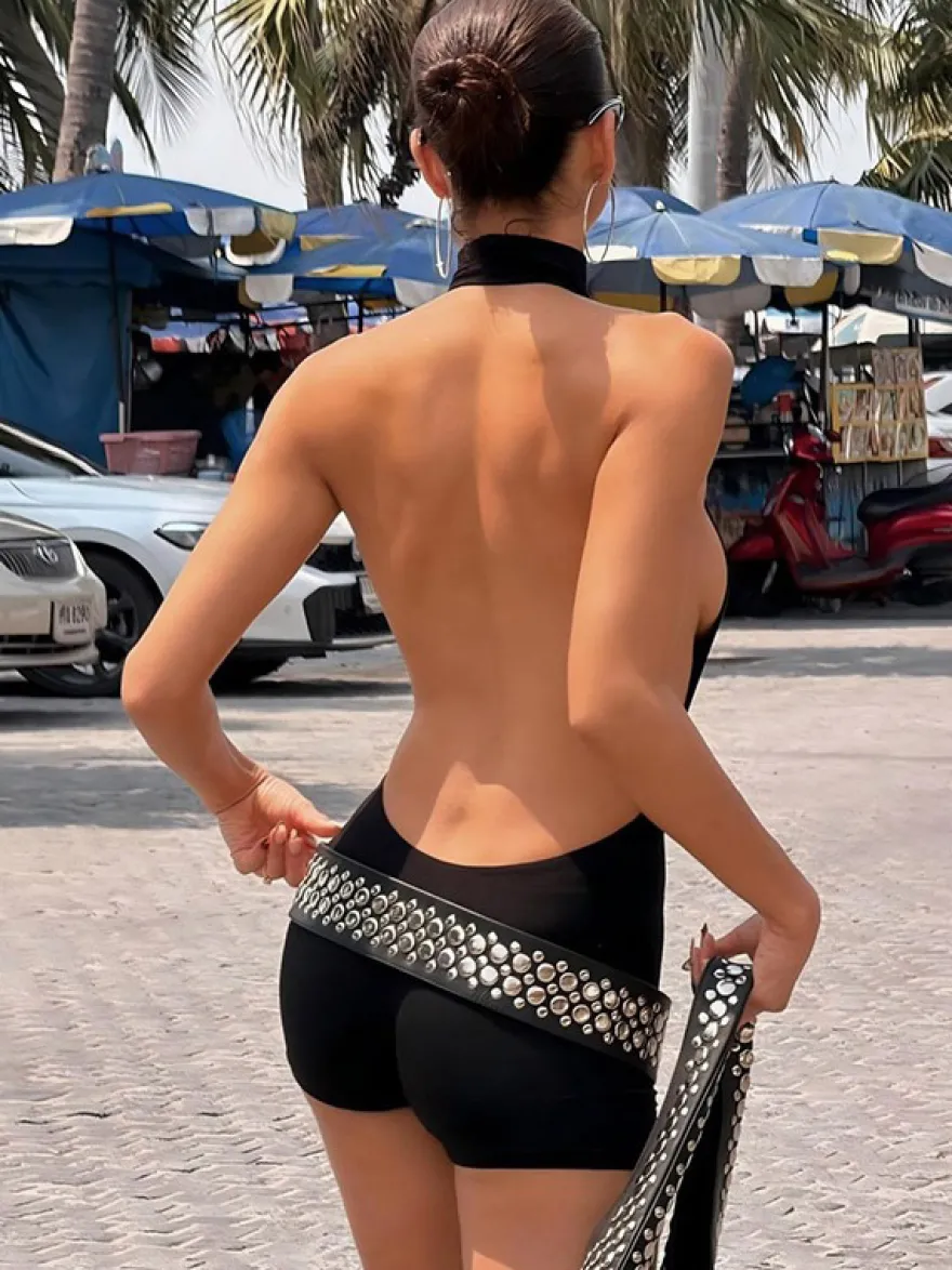 Combinaison short de vacances pour femme unie col montant dos nu coupe ajustée