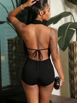 Combinaison short moulante sans manches à col bénitier et dos nu couleur abricot noir