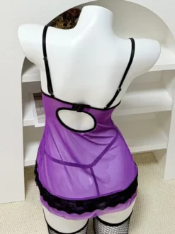 Corset lingerie violet en résille et dentelle noire à armatures bustier gainant.