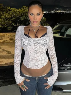 Crop top transparent en dentelle florale blanche pour femme - Chemisier à manches longues et col carré festonné - Style coquette romantique et français idéal pour les sorties (collection 2026)