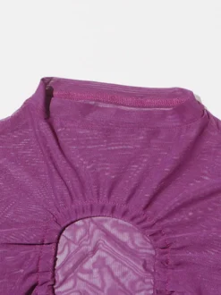 Crop top violet à col montant et manches longues à découpes apparentes.