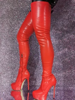 Cuissardes sexy à bout rond et talon aiguille sur les bottes au genou