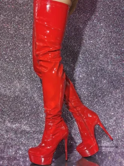 Cuissardes sexy à plateforme rouge à talons hauts sur les bottes au genou